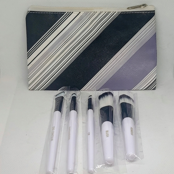 NEW Signature Club A 5 Piece Professional Makeup Artist's Brush Set & Makeup Bag - Picture 2 of 7